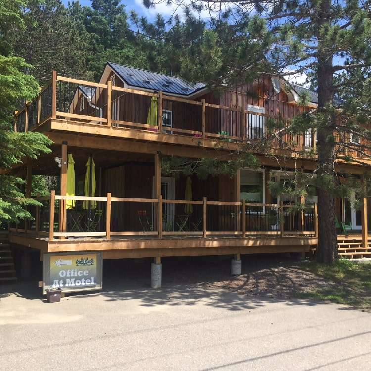 The Bellwood Inn standing among the trees with two expansive balconies for guests to enjoy.