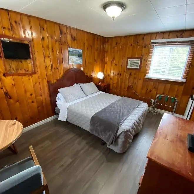 Rolling-Rapids-Motel_Room