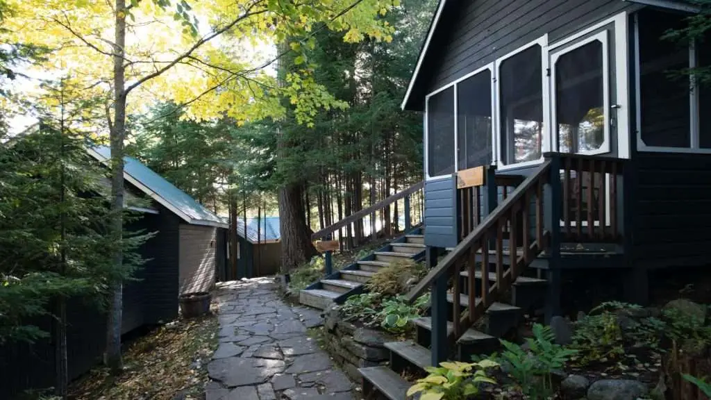 Bartlett Lodge Algonquin showing the cottages mixed in with beautiful pathways and forest; cabins near Algonquin Park
