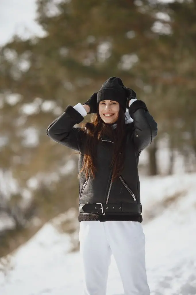 Outdoor photo of fashionable female in winter park